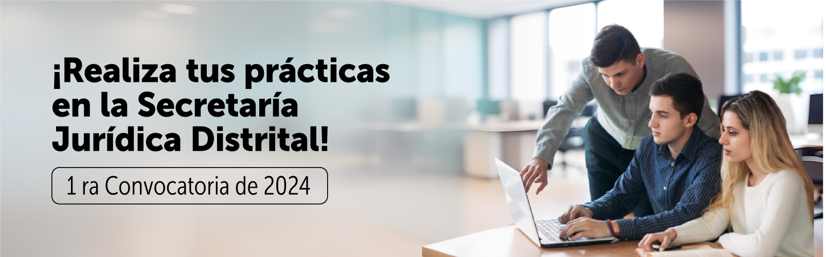 Dos personas observando una lista de vacantes en un computador